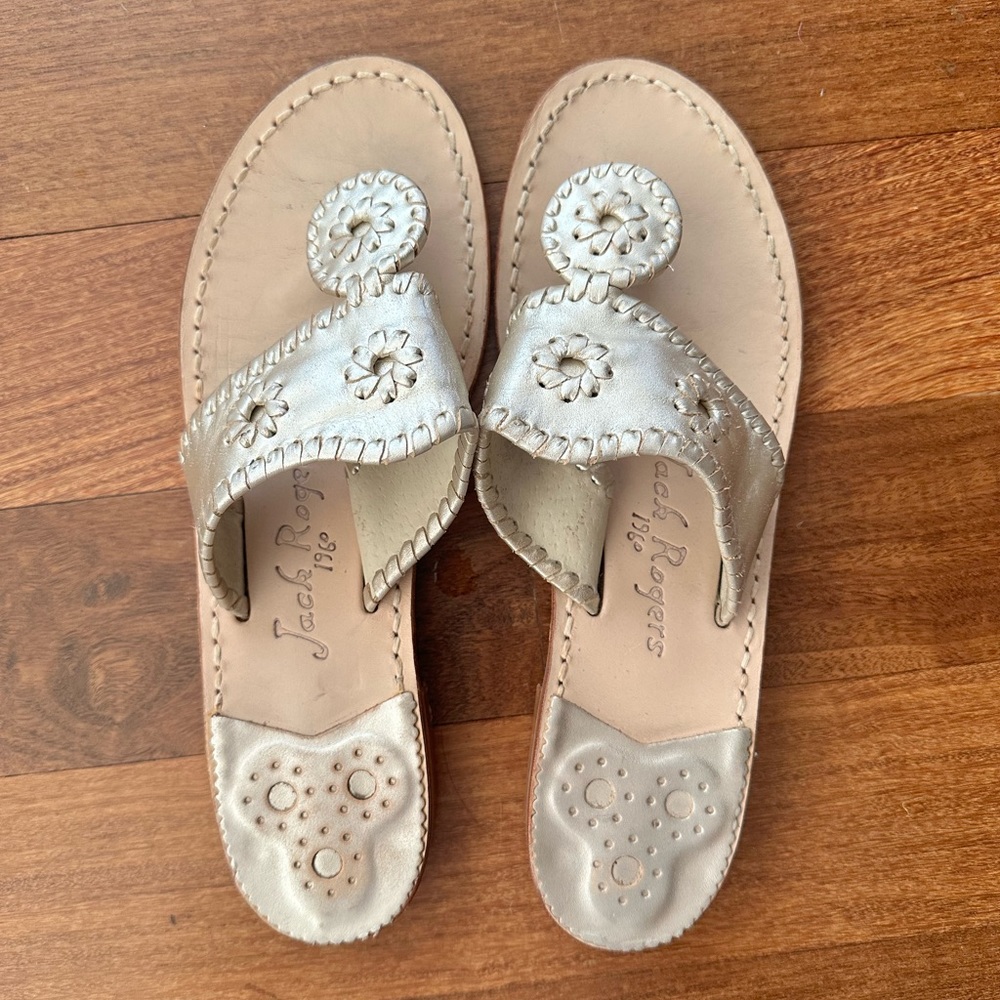 Classic Jack Roger Hamptons Classic Navajo Flat, size 8.5 in Platinum leather.